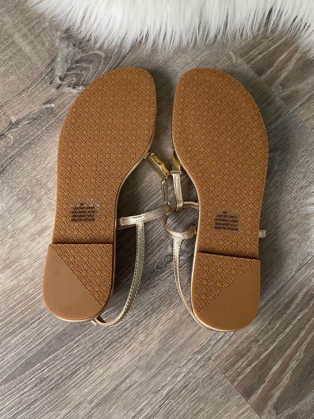 π LILLY PULITZER Leena Gold T-Strap Sandal - Picture 5 of 11